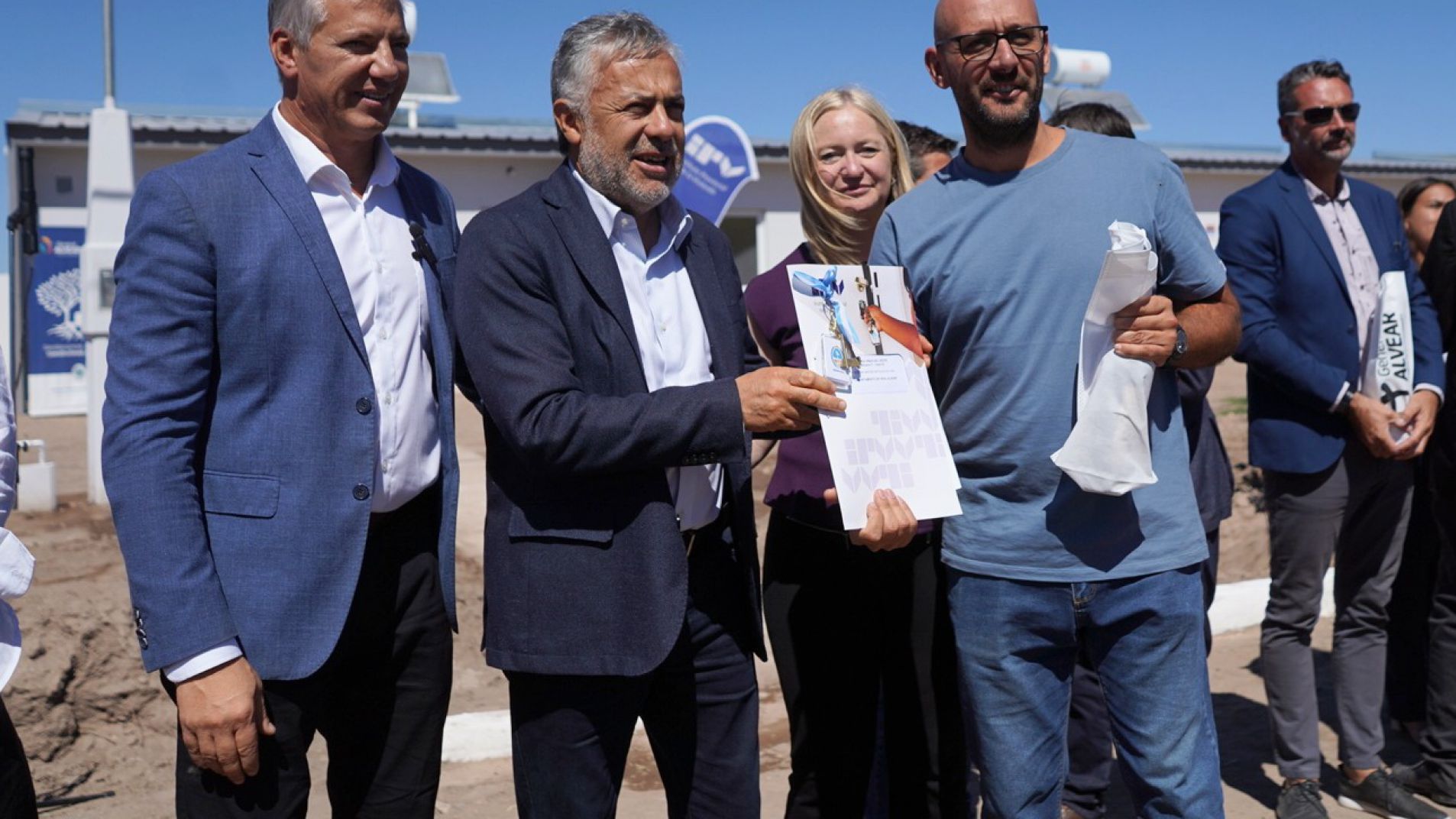 El gobernador entregó 15 casas en el barrio Viñas del Oeste